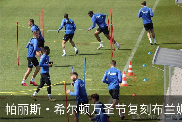 帕丽斯·希尔顿万圣节复刻布兰妮经典造型，还抱了条真蛇